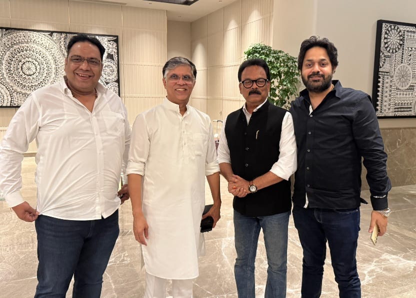 sukhdeobhagat's tweet image. बिहार विधानसभा चुनाव प्रचार प्रसार के लिए आज पटना पहुंचे। 

जहां राष्ट्रीय कांग्रेस के मीडिया इंचार्ज श्री @Pawankhera जी , वार रूम के  चेयरमैन @kumarGauravIyc जी , झारखंड कांग्रेस की मीडिया चेयरमैन गजेंद्र सिंह जी एवं अन्य लोगों के साथ राजनीतिक चर्चा करते हुए।