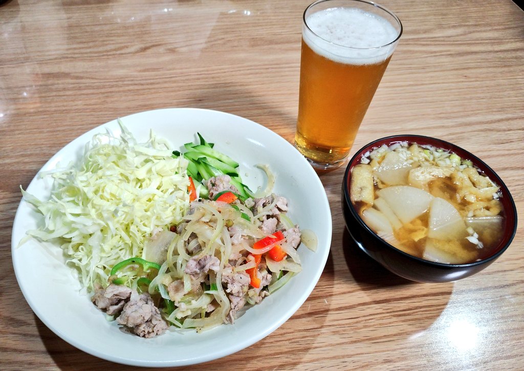 今日は、ラープ・ムー風豚肉の炒めものでした。

フライパンにニンニク、パクチーの根のみじん切り、ガラムマサラを油で炒めて、香りが出たら、豚肉、玉ねぎ、ピーマンの順に炒める。最後に、ナンプラーとレモン(1:1)、鶏ガラスープの素、黒胡椒で味付け。