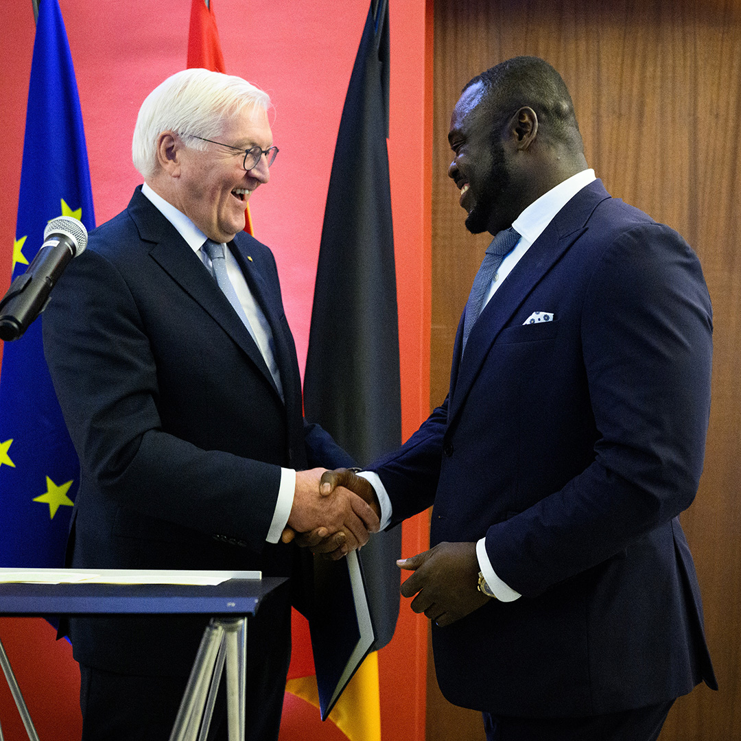 🏅 <a href="/GeraldAsamoah14/">Gerald Asamoah</a> hat von Bundespräsident Frank-Walter Steinmeier das Bundesverdienstkreuz erhalten 👏

Glückwunsch, Asa! So verdient!

Mehr dazu hier
↪️ s04.de/Bundesverdiens…

#S04