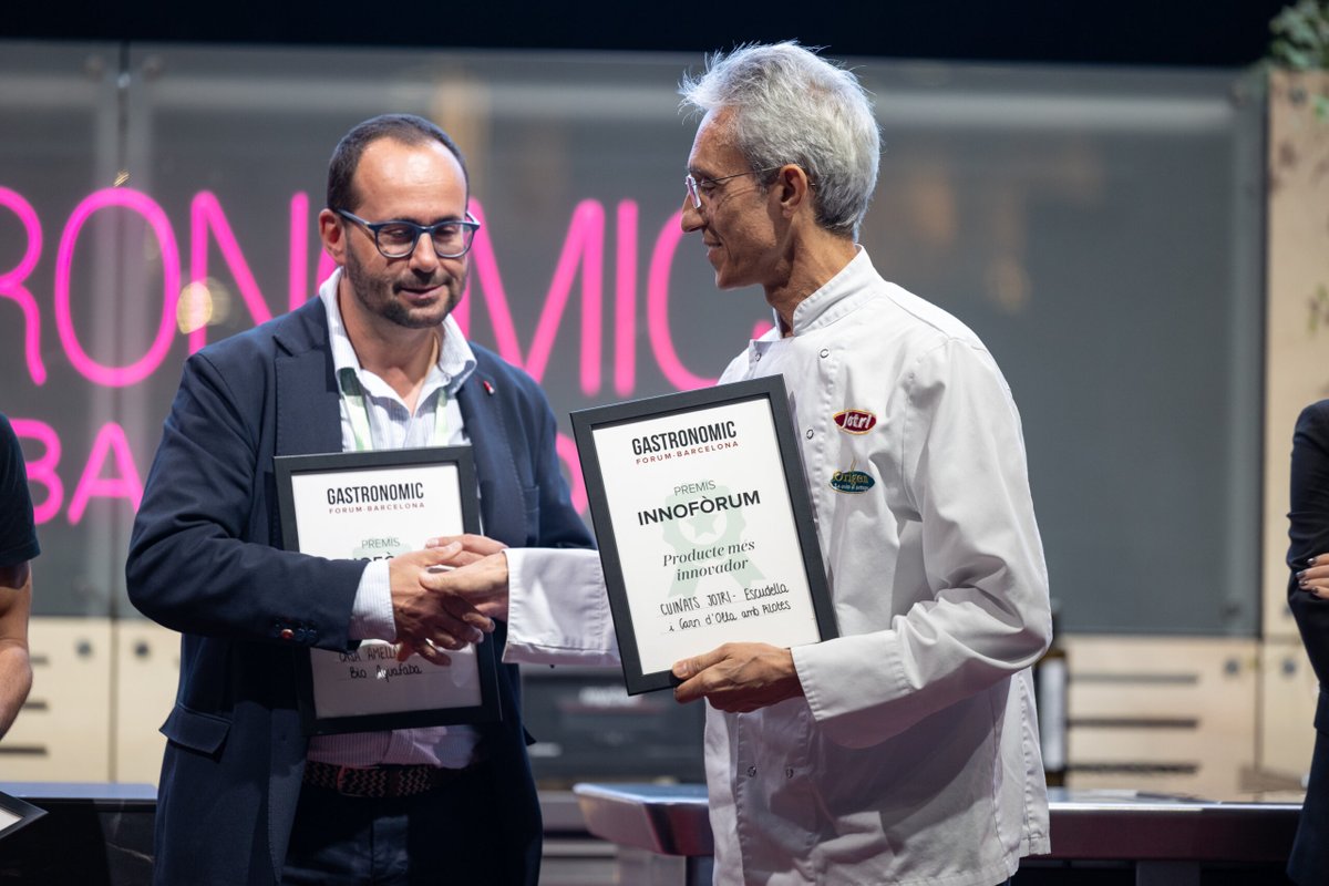 prodeCAT's tweet photo. 🎉 Premis #INNOForum al @gastronomicfbcn!
La directora de #PRODECA, @deliaperpinya, va fer entrega dels guardons a la innovació alimentària
👏 Felicitats als premiats! #Innovació #Foodservice #Sostenibilitat https://t.co/fTB6Eq0uTe