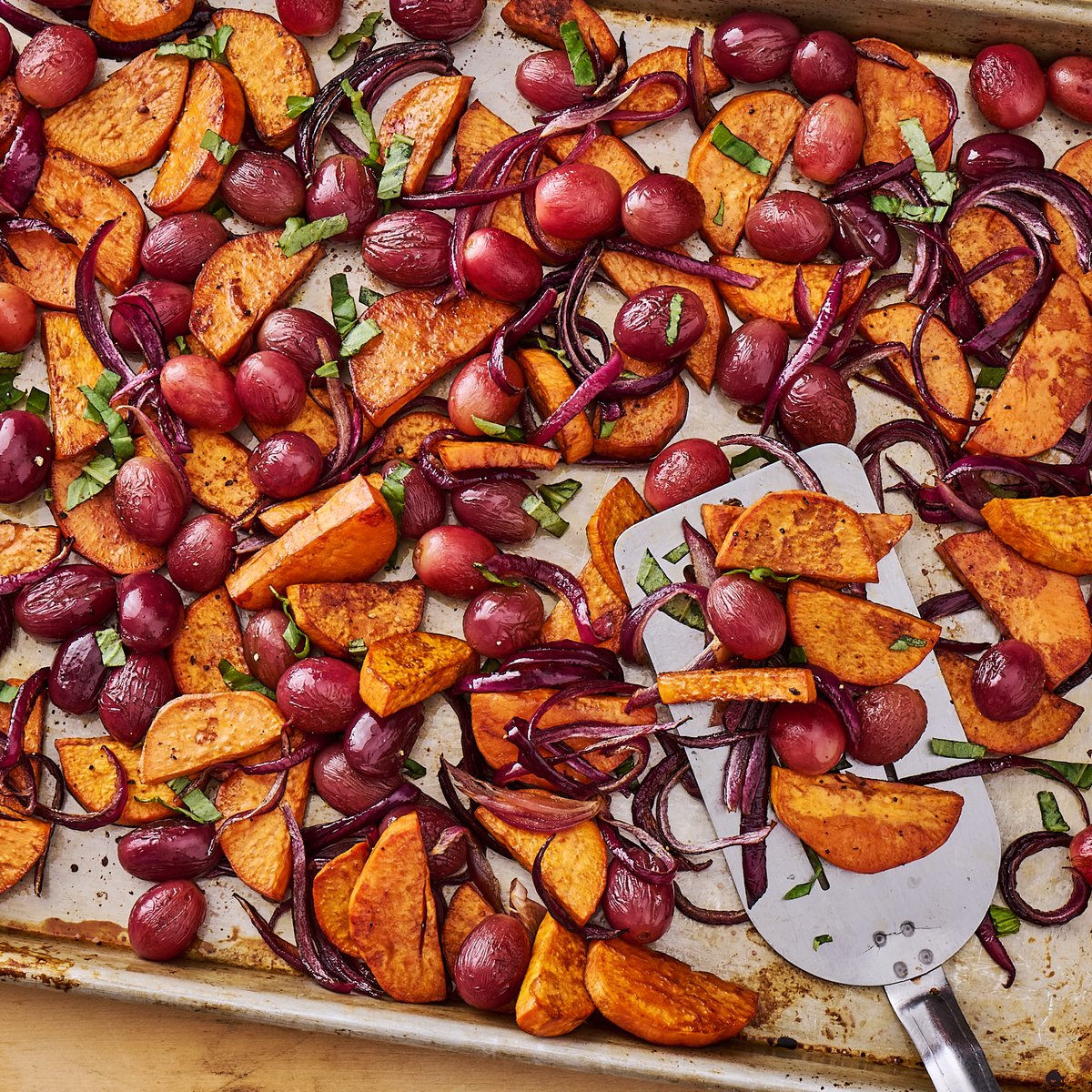 GrapesfromCA's tweet photo. Sheet Pan Roasted California Grapes and Sweet Potatoes = your new fall favorite!  Get the recipe here:   https://t.co/eg6MRl8B6k https://t.co/s8n2AVsqh3