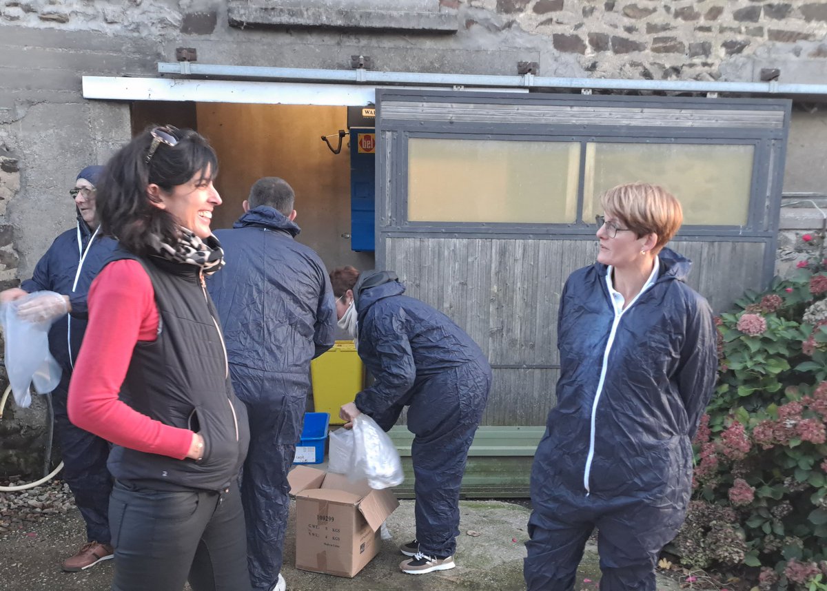 [#Syndical] A quelques heures du Conseil fédéral de la <a href="/fdsea53/">FDSEA53</a>, nous recevons <a href="/CathyFP25/">Catherine faivre pierret</a>, présidente de la commission nationale des #agricultrices ♀️ et membre du Bureau <a href="/FNSEA/">La FNSEA</a>, sur l'exploitation laitière de <a href="/SarahDuval8/">𝕊𝕒𝕣𝕒𝕙 𝔻𝕦𝕧𝕒𝕝</a>, à <a href="/quelainestgault/">Quelaines Saint-Gault</a>. #ceuxquifontlelait <a href="/fnpl/">Erika</a>