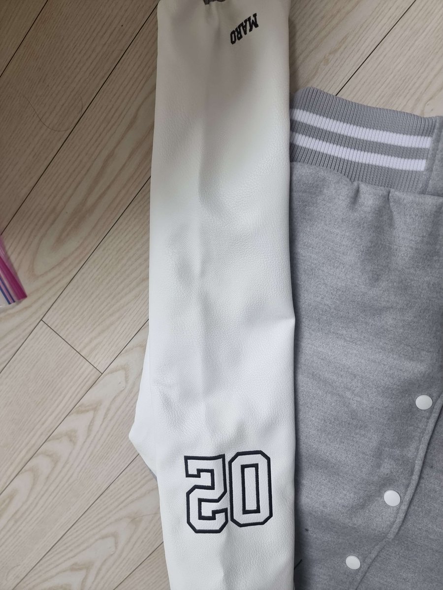 chuck060212's tweet image. 겨울기념 팀알파 헤더가 쏜다!!!
16일까지 이 글을 리트윗 하고 좋아요를 눌러주시는 분들중 한분을 뽑아 지난번에 만든 바시티를 나눔해 드립니다.
12서코때나 택배로 받으실 수 있습니다.
그리고 100팔 기념 나눔물품은 봄빛데이트 메탈벳지 입니다.
벳지는 팔로워 전체중에서 한분 뽑습니다.