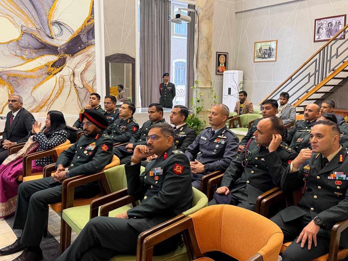 ia_awc's tweet image. HC Course Delegation from #AWC Mhow led by Lt Gen HS Sahi called on H.E. Smita Pant, Ambassador of India to Uzbekistan. Ambassador highlighted the growing strategic, defence &amp;amp; cultural ties between India &amp;amp; Uzbekistan #IndiaUzbekistan #DefenceCooperation
@adgpi
⁦@artrac_ia⁩