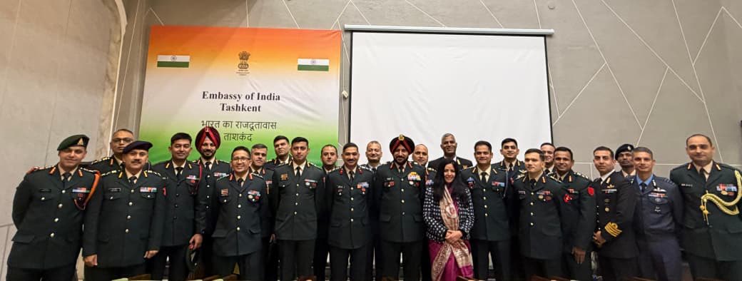 ia_awc's tweet image. HC Course Delegation from #AWC Mhow led by Lt Gen HS Sahi called on H.E. Smita Pant, Ambassador of India to Uzbekistan. Ambassador highlighted the growing strategic, defence &amp;amp; cultural ties between India &amp;amp; Uzbekistan #IndiaUzbekistan #DefenceCooperation
@adgpi
⁦@artrac_ia⁩