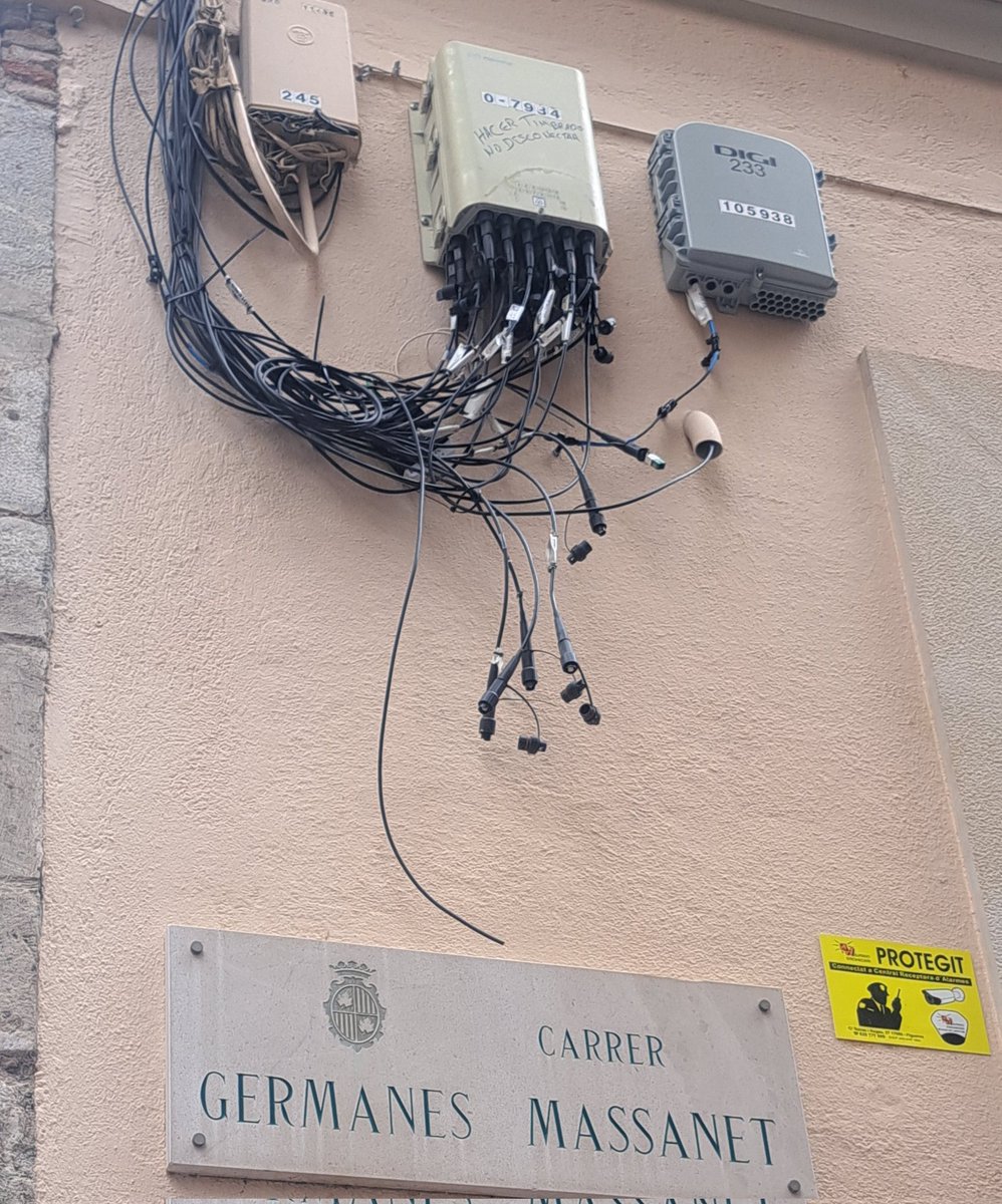 '<a href="/movistar_es/">Movistar España</a> <a href="/Telefonica/">Telefónica</a> quan fareu millores per no donar una imatge tercermundista al centre de #Figueres. Fa més de 4 anys que la caixa de fibra del c/ Germanes Massanet és insuficient per la demanda d'una zona comercial i residencial. Tant costa ampliar-la? Estem al s. XXI