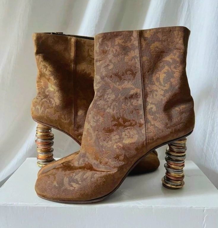 LaModeUnknown's tweet photo. The coin-heel tabi boots of ✨️Vetements✨️ Fall/Winter 2018.🪡 https://t.co/7YbaB3NikD