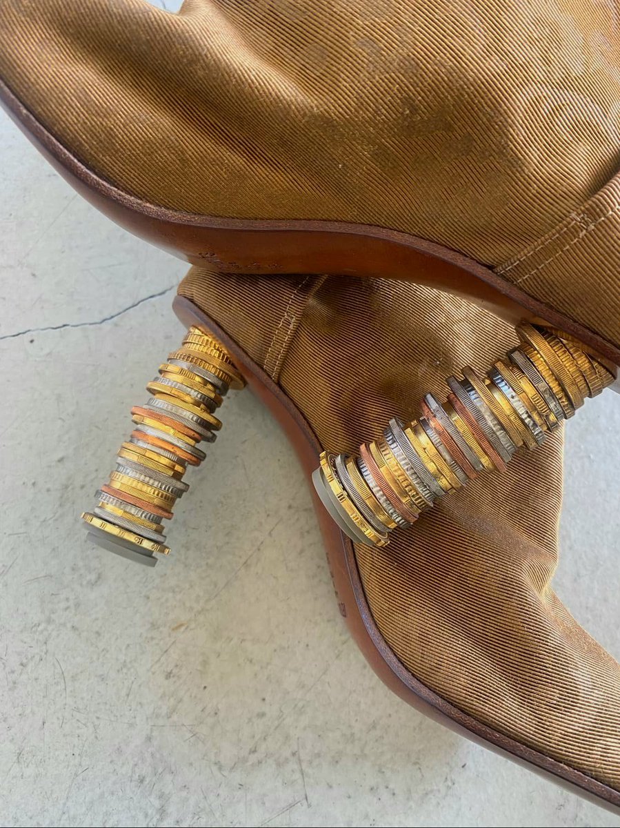 LaModeUnknown's tweet photo. The coin-heel tabi boots of ✨️Vetements✨️ Fall/Winter 2018.🪡 https://t.co/7YbaB3NikD