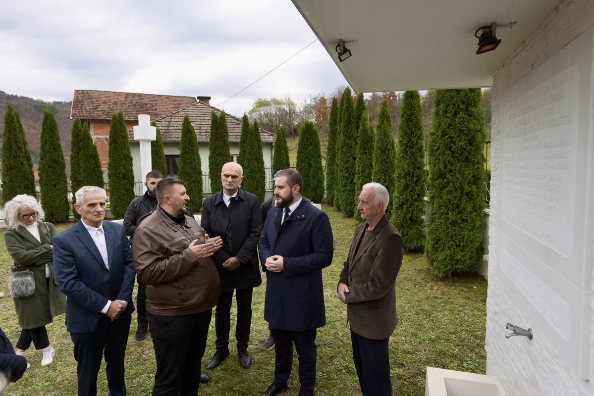 Njegujemo kulturu sjećanja na našu tešku historiju. Uz Bošnjake Priboja smo. Danas sam položio ljiljane na spomen obilježija šehidima Sjeverina.
