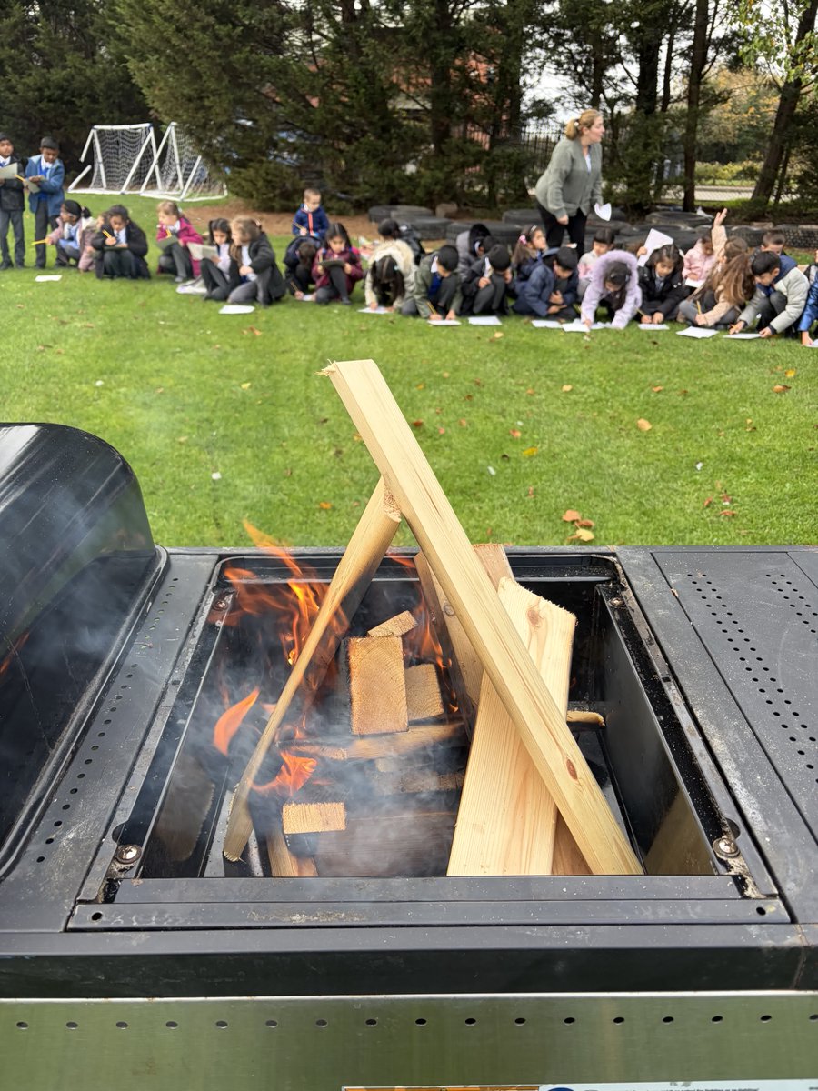 Year 2 Writing: Today our Year 2 pupils took part in a bonfire experience to help them imagine what it might have been like during the Great Fire of London in 1666. Using their five senses, pupils came up with descriptive key words and phrases.