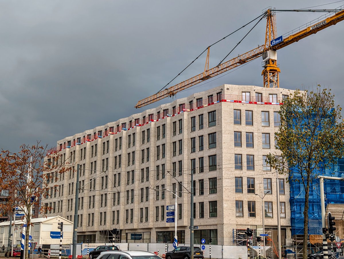 Spoorzone | Succesvolle demontage torenkraan
Dankzij een vlekkeloze uitvoering, na een dag vertraging; omdat de wind roet in het eten gooide, konden de wegen donderdag om 16.00 uur weer veilig worden vrijgegeven. Een mooi voorbeeld van flexibiliteit, samenwerking en vakmanschap!