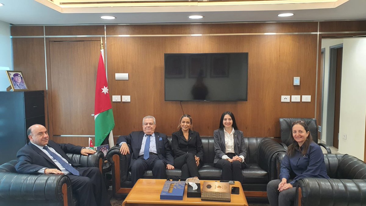 لقائي في مكتبي مع رئيس الرابطة الهاشمية الشيخ نزيه الهاشم ووفد من اعضاء الرابطة، و تناول اللقاء  سبل تعزيز العلاقات الثقافية بين الرابطة والسفارة .وقدم لي الشيخ الهاشم خلال اللقاء درعا يمثل "شجرة الارز " تعبيرا عن العرفان والتقدير الذي تكنه الرابطة للعلاقة المميزة مع المملكة .