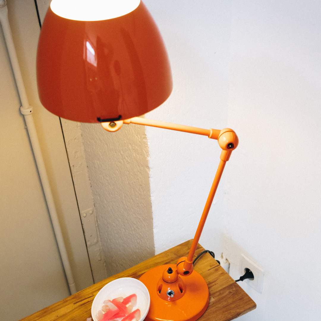 Lumitop_com's tweet image. 🍬 Lumière &amp;amp; gourmandise 🍬
Aujourd’hui, on célèbre le #NationalCandyDay avec la lampe Jieldé Aicler AIC373 en orange éclatant.
Un design culte, une touche pop… et quelques douceurs pour égayer la journée !
#Jielde #Lumitop #LampeDesign #CandyVibes #ÉclairageIntérieur