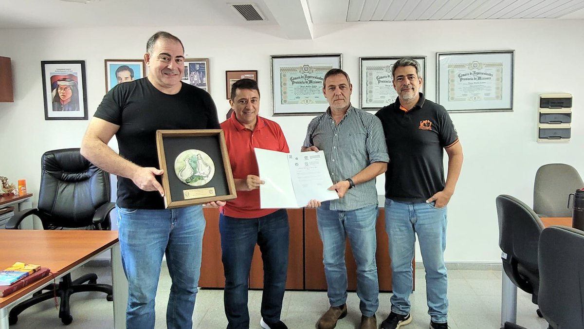 🏉 Posadas será sede del Nacional de Rugby de Veteranos

Más de 1300 jugadores y una delegación de Francia participarán del evento en el Club Crucero del Norte.

📍 El Dip. Martín Cesino entregó la declaración de interés provincial a Yaguareté Misiones
#Misiones #RugbyDeVeteranos