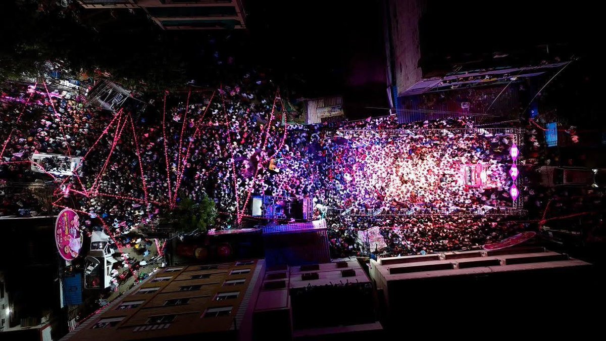 Somajiguda turned into a sea of pink as thousands gathered for <a href="/KTRBRS/">KTR</a> garu’s Roadshow!

💪 The unstoppable public wave proves once again — the people’s heartbeat still beats for BRS!

🚗 Wherever KTR garu goes, crowds follow with unstoppable energy!

#KTRStorm #VoteForCar