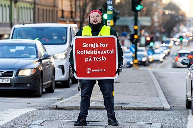 ituc's tweet image. 🇸🇪 Two years on, Swedes strongly endorse the Tesla strike. There is widespread backing for a collective agreement that will secure fair wages and good work conditions for all workers.
The @ituc fully supports Swedish workers in this fight ✊ 
Learn more about the #TeslaStrike at…