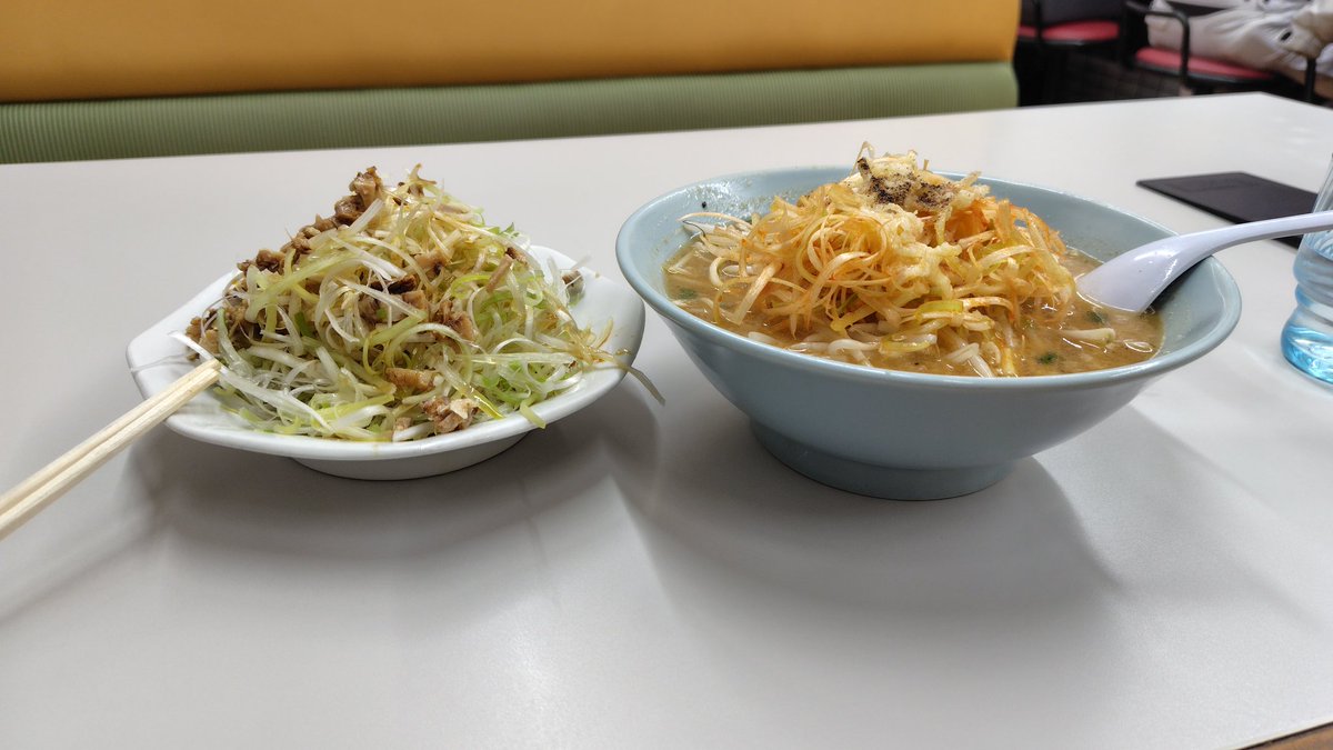 understandpass's tweet photo. 寝て起きたらもう1年経っちゃうんだなぁ…早いなぁ…
最期がどんな気持ちだったかも分からないし最後の晩餐がやっすいチェーン店のラーメンで本当に良かったのかも今は分かんないけど毎年この日にラーメン屋で同じもの食べてやろうかな。これみよがしに。 https://t.co/nX2GScC2LH