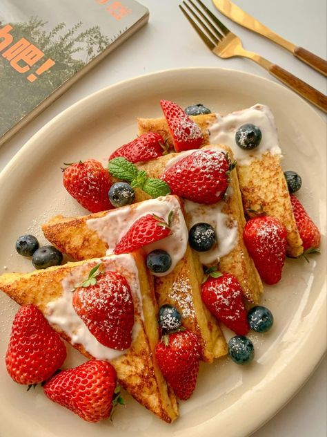 f00dyyy's tweet photo. Start your day with this berry-licious French toast! 🍓🫐☀️

#french #toast #breakfast #berrylicious #photography #sweet #treats #morning #vibes #foodiebeauty #delicious #homemade #firstdates15o https://t.co/vd9WmSNTnh