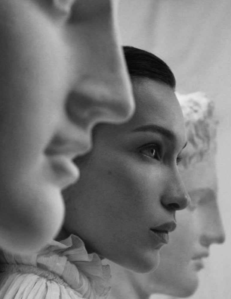 Kusurlu ama gerçek,
eksik ama ait,
yaralı ama dimdik,
suskun ama zarif.

Ve bazen ‘öz saygı’ üç dört satır, tek cümle.

..