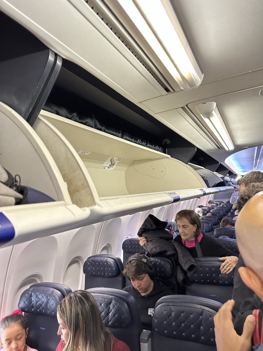 Fraymores's tweet photo. @CopaAirlines como siempre haciendo las cosas mal, le quitan el equipaje de mano para enviarlo en bodega por qué se supone no hay espacio https://t.co/SnOq56yXVk