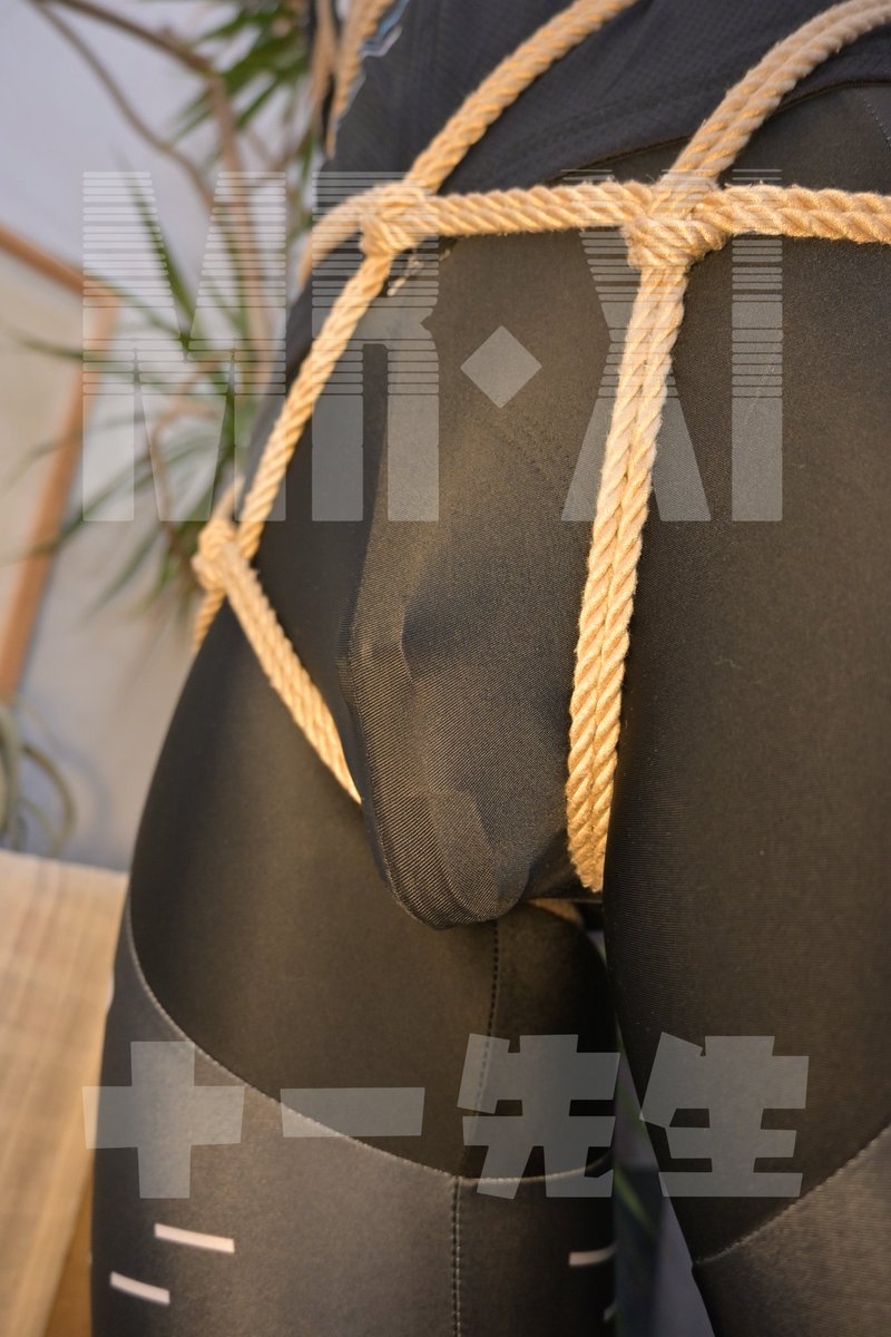 <a href="/shuaiqi0410/">颓废的体育生</a>周末喝完酒出去骑车晕倒在路边，被 <a href="/eleven9010/">十一先生</a> 十一先生带回家，醒来之后发现已经被戴上了锁绑起来吊在半空动弹不得了😭😭🤥 #捆绑 #绳缚 #锁狗