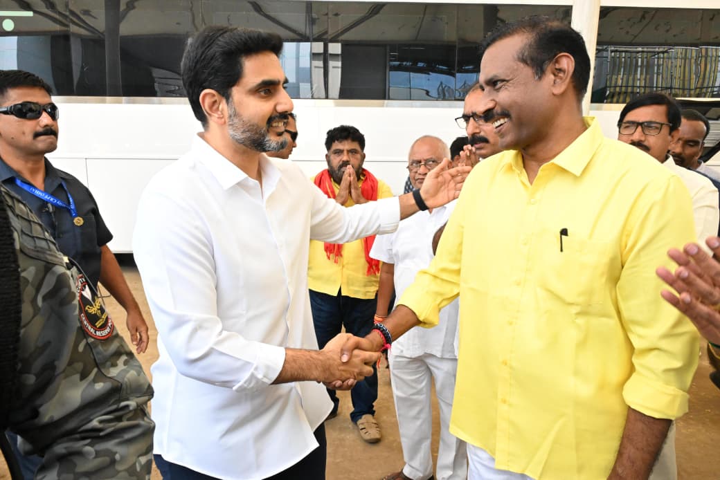 Pallasrinivas4u's tweet image. నేడు టీడీపీ కేంద్ర కార్యాలయంలోని ప్రజాదర్బార్ లో పాల్గొనడానికి విచ్చేసిన HRD మంత్రివర్యులు శ్రీ నారా లోకేష్ @naralokesh గారితో ఆంధ్రప్రదేశ్ రాష్ట్ర టిడిపి అధ్యక్షులు, గాజువాక శాసనసభ్యులు శ్రీ పల్లా శ్రీనివాసరావు గారు.
#PallaSrinivasaRao #NaraLokesh #TDPStatePresident 
#TDP #MLA…