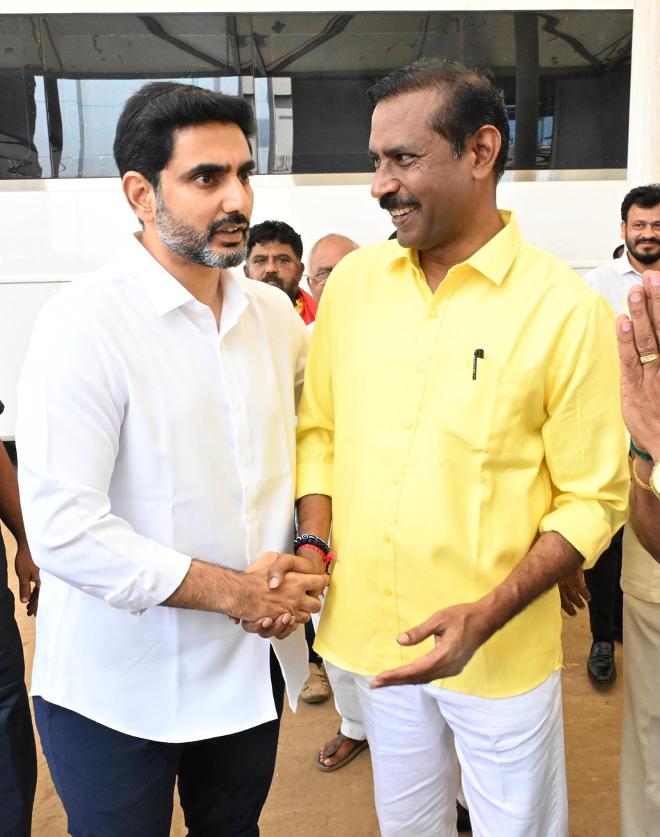 Pallasrinivas4u's tweet image. నేడు టీడీపీ కేంద్ర కార్యాలయంలోని ప్రజాదర్బార్ లో పాల్గొనడానికి విచ్చేసిన HRD మంత్రివర్యులు శ్రీ నారా లోకేష్ @naralokesh గారితో ఆంధ్రప్రదేశ్ రాష్ట్ర టిడిపి అధ్యక్షులు, గాజువాక శాసనసభ్యులు శ్రీ పల్లా శ్రీనివాసరావు గారు.
#PallaSrinivasaRao #NaraLokesh #TDPStatePresident 
#TDP #MLA…