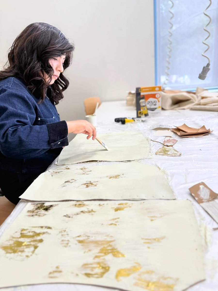 PeruMODA's tweet image. ✨ Talento peruano que inspira al mundo 🌎
Descubre la obra de Alana Mauri, ganadora del Concurso Jóvenes Creadores al Mundo 2024, creada durante su residencia artística en ESMOD Francia bajo el tema “Vestirse en la Edad de Bronce”. 🇵🇪💫
#PeruModaDeco
Créditos : ESMOD, Promperú