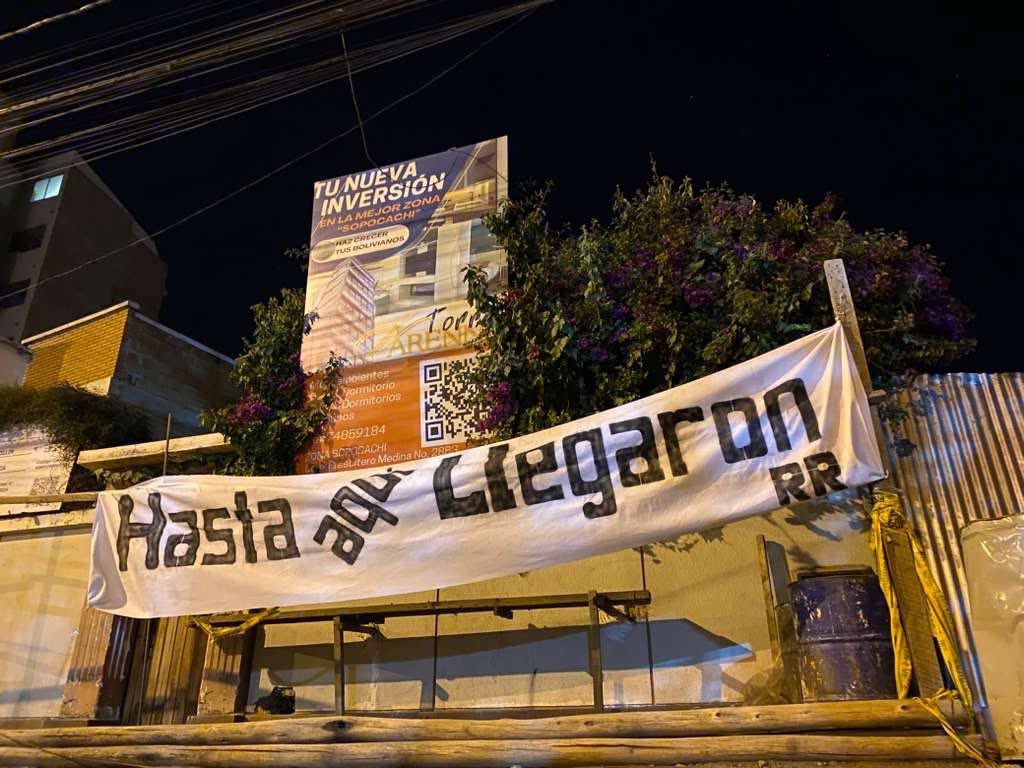 reddtvoficial's tweet photo. "Hasta aquí llegaron": Misterioso mensaje aparece en zonas céntricas de La Paz genera alerta en vecinos
La ciudad de #LaPaz amaneció con un mensaje publicado en diferentes puntos del centro, cuya #procedencia y #significado aún se #desconocen. #AméricoGremio, director de Desarrollo Económico de la Alcaldía, indicó que se realizarán las #investigaciones correspondientes y se aplicarán sanciones si se comprueba que los actos incitan al odio, considerando la cercanía de la posesión de nuevas autoridades de gobierno el próximo 8 de noviembre.