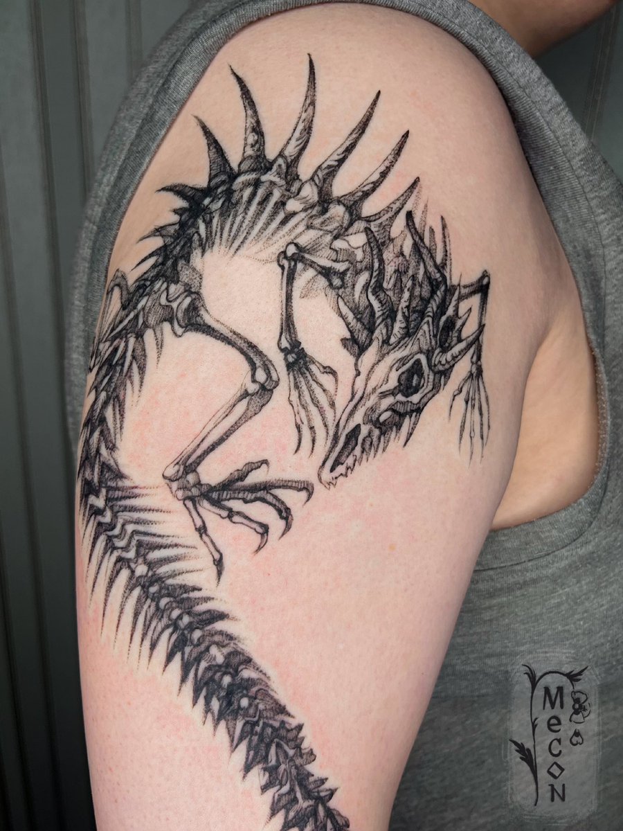 Attention! Хочу понаехать в Москву как гостевой тату мастер, буду гостить в шиповнике 12 и 13 ноября прошу максимального репоста среди московских любителей биологии и хтони ✨🐸🥀 ищу клиентов на чб и чб с красными акцентами работы 
Нюанс: по 50% предоплате во избежание отмены