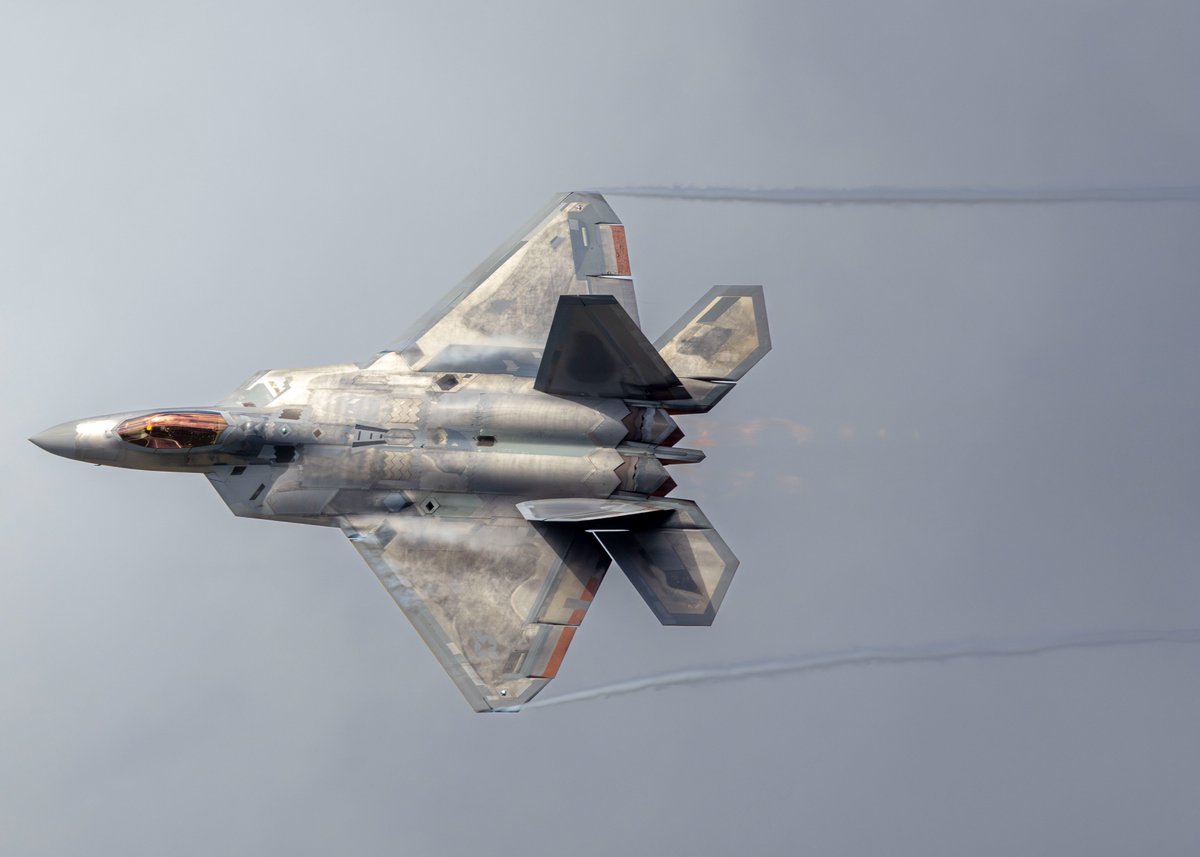 refueled's tweet photo. F-22 Raptor https://t.co/xZ4ReFeGzA