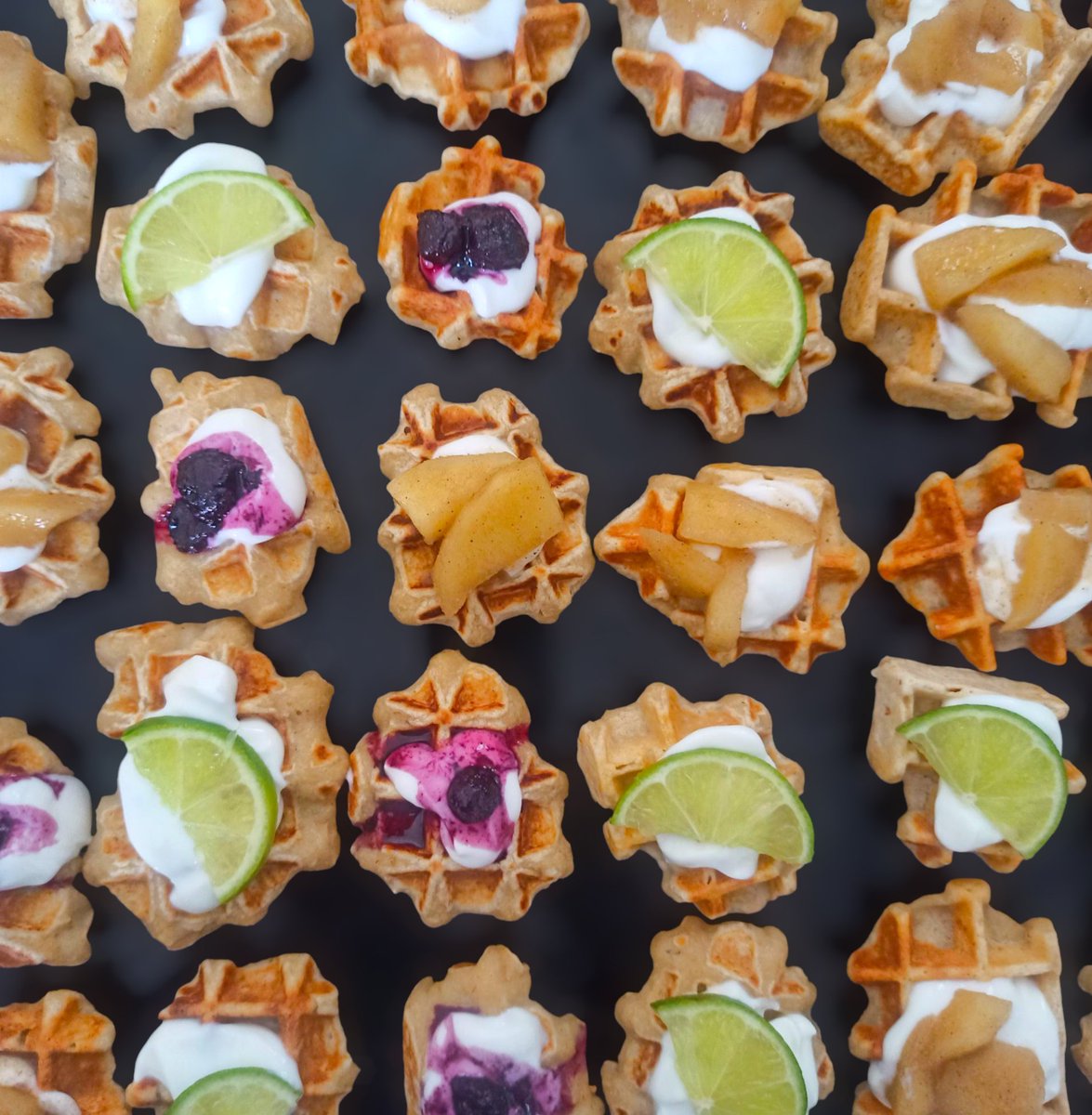 cuyiwaffles's tweet photo. 🍋 Wafflecitos de arándanos, manzanas caramelizadas y lemon pie.  🫐
Caja con 12:  42.000gs.
Caja con 24:  84.000gs.
Elaboración sobre pedido.
0983 837 718 https://t.co/IhMQKfwZ4q
