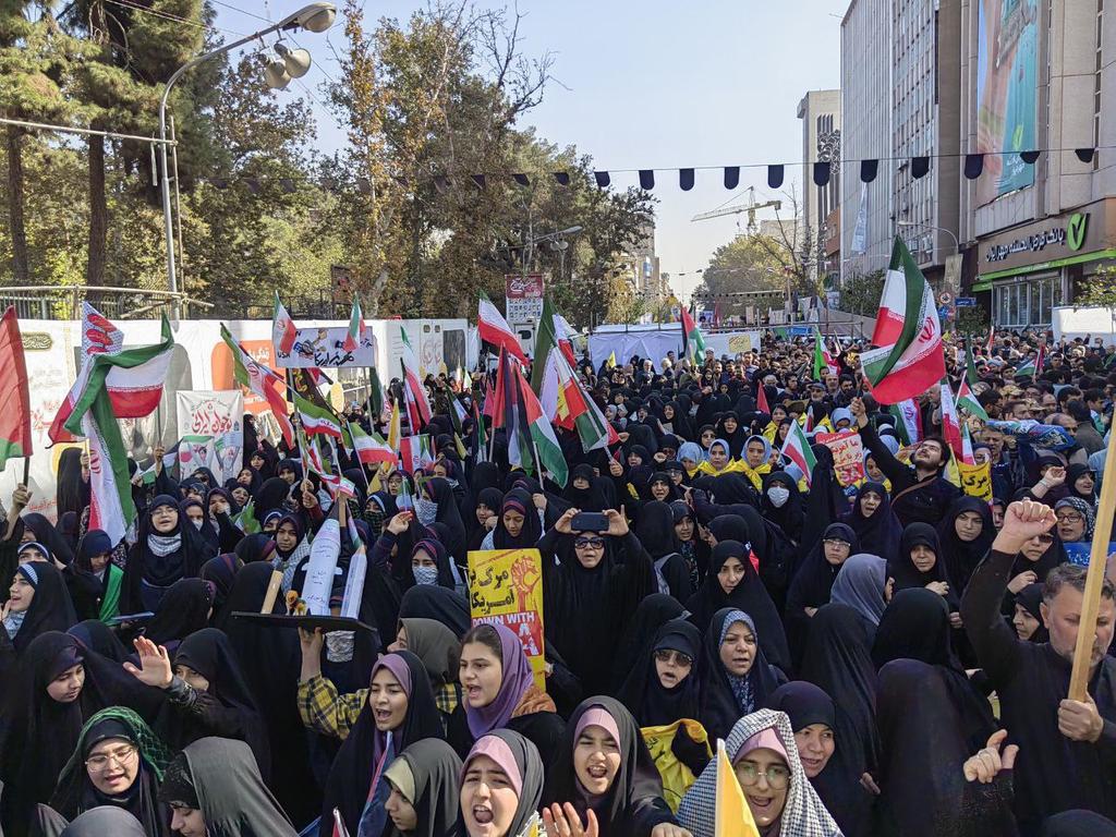 FrmzBbz's tweet photo. @ManotoNews شک نکنید که مردم ایران هرگز از آرمان‌های انقلابی و اعتقادی خودشون عقب‌نشینی نخواهند کرد🇮🇷💪
     #GreatSatan
#نسل_مقاومتیم https://t.co/2S5L8E2K7x