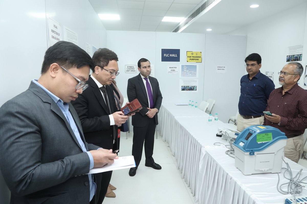 IIIDEM_Official's tweet photo. #IIIDEM facilitated hosting of the #IndiaInternationalElectionVisitorsProgramme (#IEVP) 2025 from Nov. 4–6. Delegates interacted with the Hon’ble CEC &amp; EC and attended an Electoral process demonstration. #IEVP2025 #BiharElection2025 #DemocracyInAction @ECISVEEP https://t.co/GLqKRUozd4