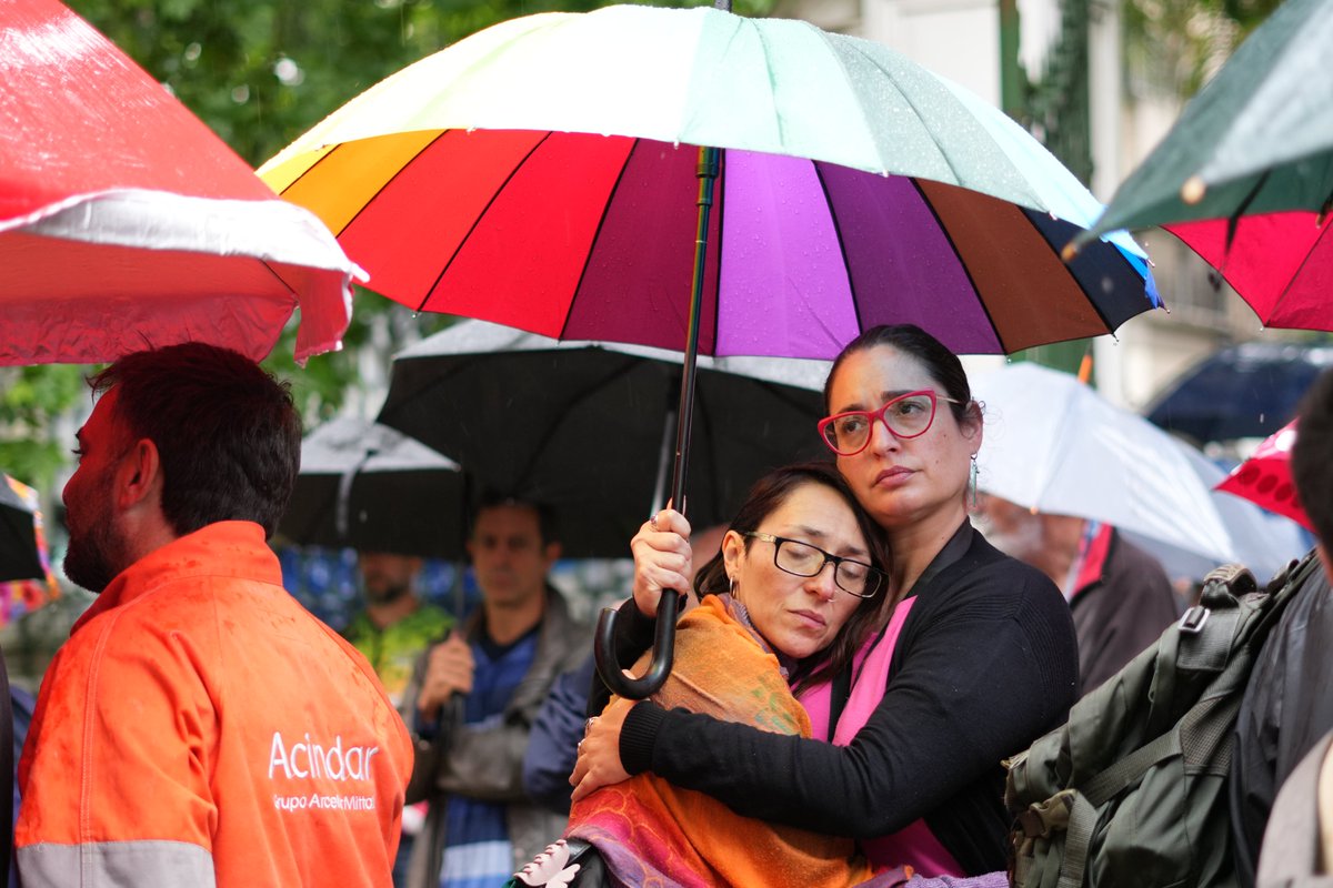 carentepp's tweet image. Un golpe a la justicia con memoria que es difícil de digerir. 

Después de décadas de lucha judicial, el Tribunal Oral Federal 1 de Rosario decidió absolver a los 17 imputados en la causa por la represión del Villazo. Por mayoría, decidió absolver, entre ellos, a los responsables…