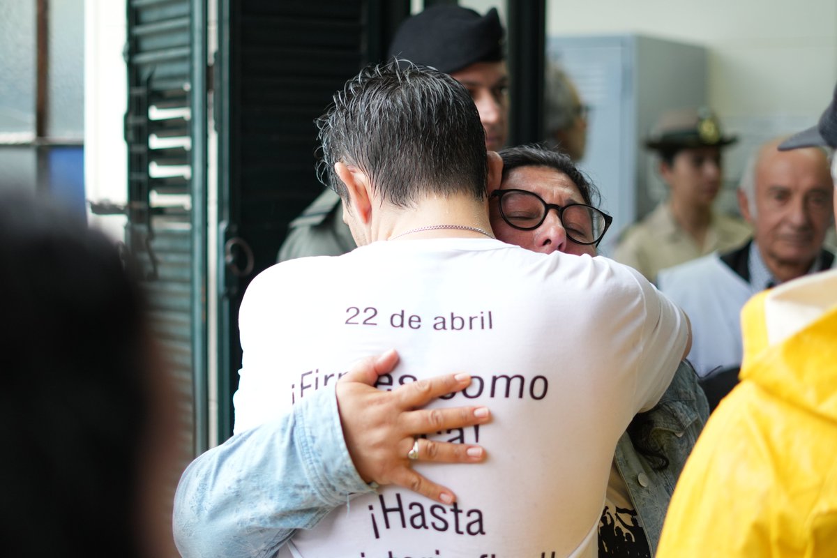 carentepp's tweet image. Un golpe a la justicia con memoria que es difícil de digerir. 

Después de décadas de lucha judicial, el Tribunal Oral Federal 1 de Rosario decidió absolver a los 17 imputados en la causa por la represión del Villazo. Por mayoría, decidió absolver, entre ellos, a los responsables…