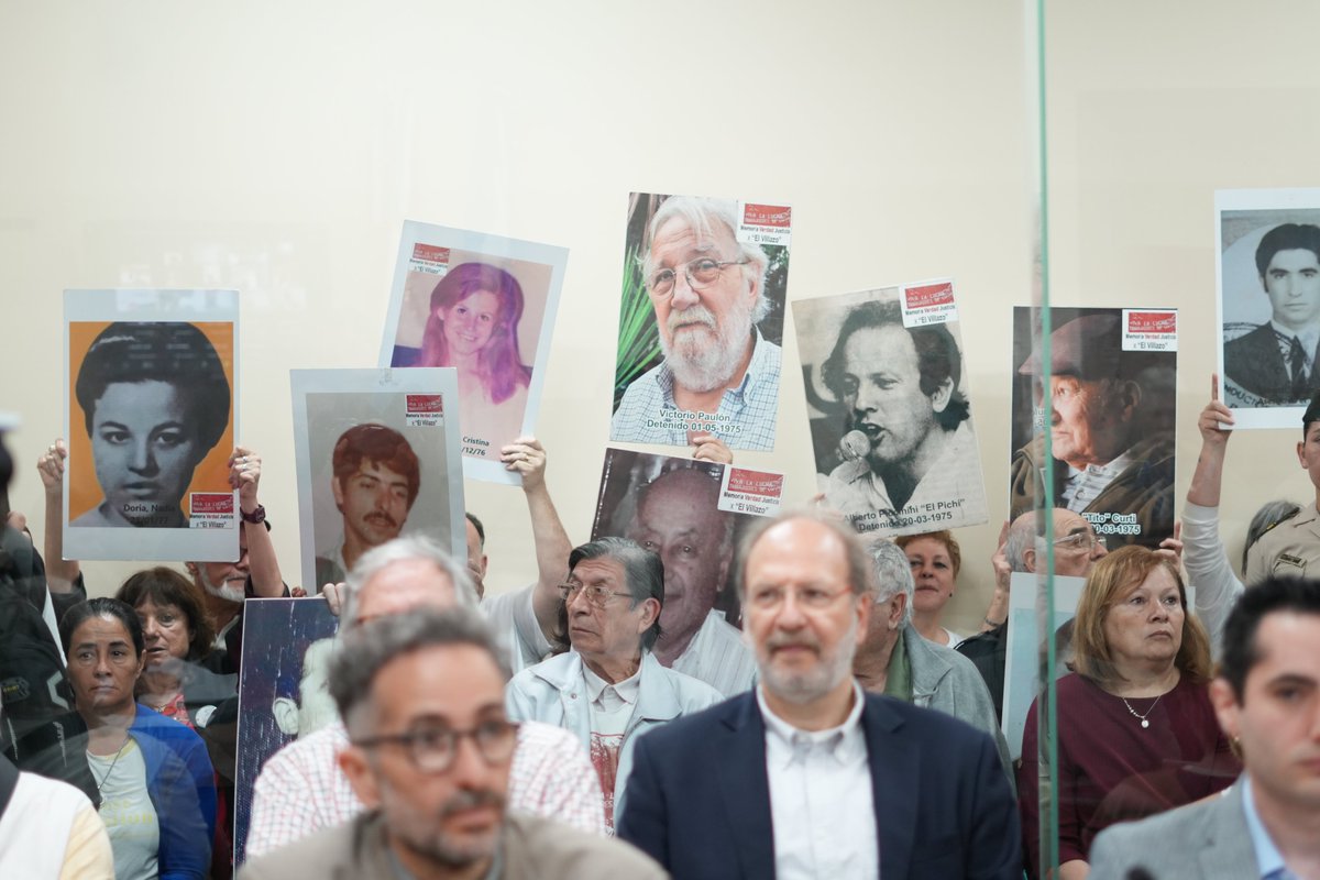 carentepp's tweet image. Un golpe a la justicia con memoria que es difícil de digerir. 

Después de décadas de lucha judicial, el Tribunal Oral Federal 1 de Rosario decidió absolver a los 17 imputados en la causa por la represión del Villazo. Por mayoría, decidió absolver, entre ellos, a los responsables…