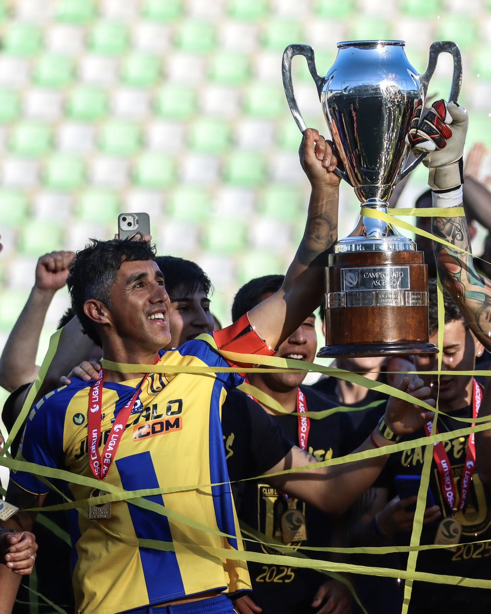 Quédate con quien te mire como Rocky observa la copa 🏆😍 

#VamosLosForeros • #ElOrgulloDeSerForero