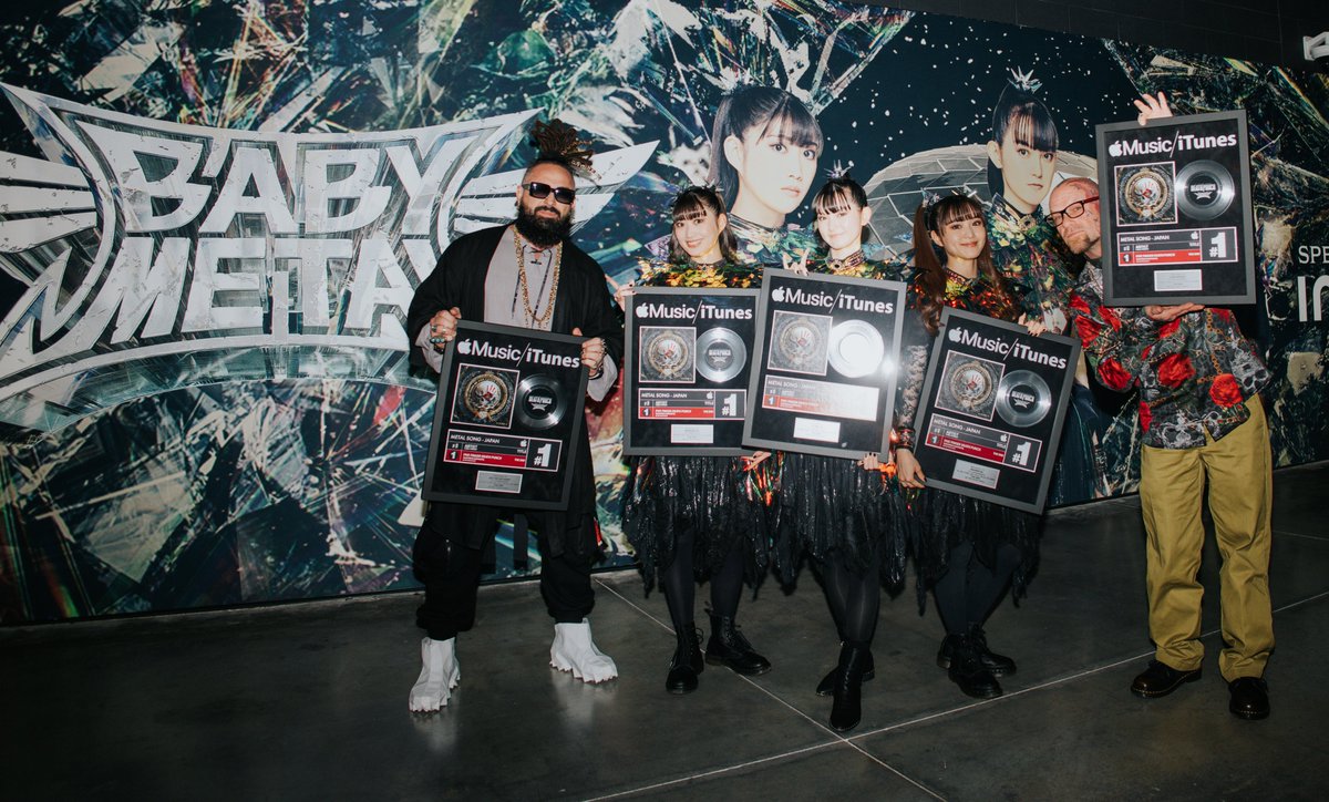 FFDP's tweet image. 🔥 5FDP x BABYMETAL making history!
Ivan and @ZoltanBathory  joined @BABYMETAL_JAPAN  at their sold-out @IntuitDome show, to celebrate “The End” hitting #1 on Japan’s iTunes Metal Chart!
In the U.S. it&apos;s the 1st rock song feat Japanese lyrics to chart at Rock Radio Currently #4
