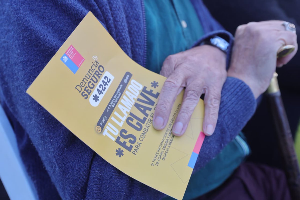 PDI_CHILE's tweet photo. ��PDI Y CARABINEROS DE CHILE SE SUMAN A LA CAMPAÑA “DENUNCIA SEGURO, TU LLAMADO ES CLAVE”

Con el objetivo de reforzar la confianza ciudadana y promover el uso del *4242 y de https://t.co/O1xG9gjHQq para entregar información anónima sobre delitos, se dio inicio a la campaña “Denuncia Seguro, tu llamado es clave”.

La actividad fue encabezada por el ministro de Seguridad Pública, Luis Cordero, y la subsecretaria de Prevención del Delito, Carolina Leitao, junto al subsecretario de Seguridad Pública, Rafael Collado; el general director de Carabineros, Marcelo Araya; el director general de la Policía de Investigaciones, Eduardo Cerna; el fiscal regional Metropolitano Occidente, Marcos Pastén; y el alcalde de La Florida, Daniel Reyes.