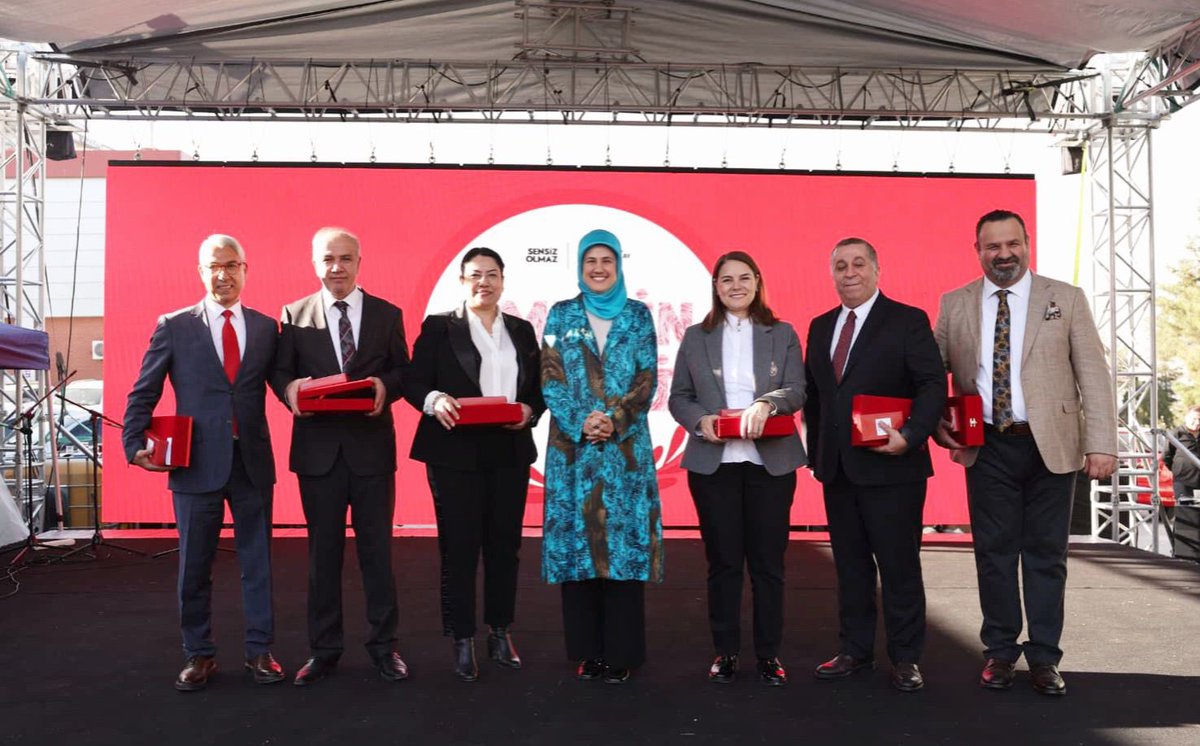 Bugün köklü Kızılay ailemizin emektarlarını “Emeğin İzinde” programında bir araya getirdik.

Kurumumuza 25 yılını adayan çalışma arkadaşlarımızın emeği ve iyilik yolundaki katkıları bizim için büyük bir gurur vesilesi. Kızılay’ı bugünlere taşıyan, adını her bir iyilikte yaşatan