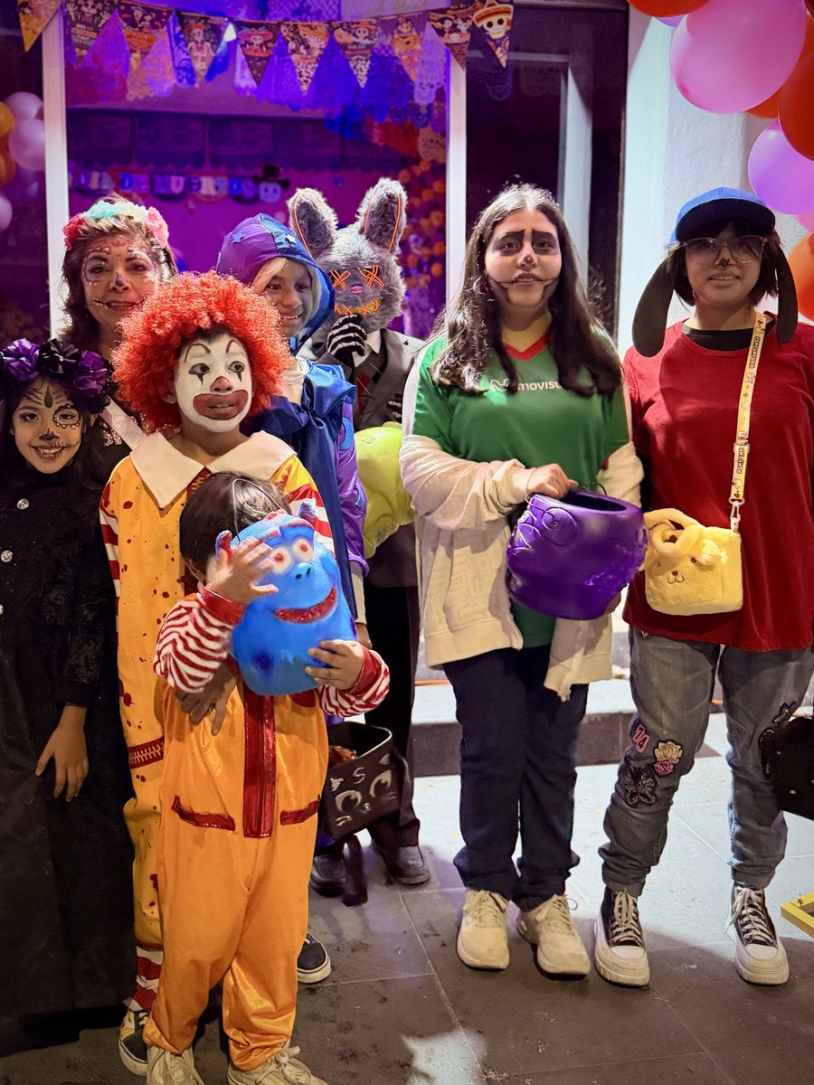 FECCEM1's tweet photo. El 1° de noviembre, como cada año, compartimos la tradicional calaverita en las oficinas de FECCEM. Nos acompañó la presidenta municipal, Martha Guerrero, en una tarde de convivencia, tradición y cercanía con la gente. 🎃✨

#DíaDeMuertos
#FeccemSi https://t.co/0M4pk4I7Bp