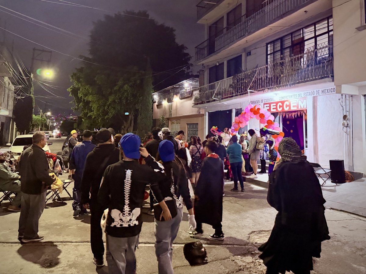 FECCEM1's tweet photo. El 1° de noviembre, como cada año, compartimos la tradicional calaverita en las oficinas de FECCEM. Nos acompañó la presidenta municipal, Martha Guerrero, en una tarde de convivencia, tradición y cercanía con la gente. 🎃✨

#DíaDeMuertos
#FeccemSi https://t.co/0M4pk4I7Bp