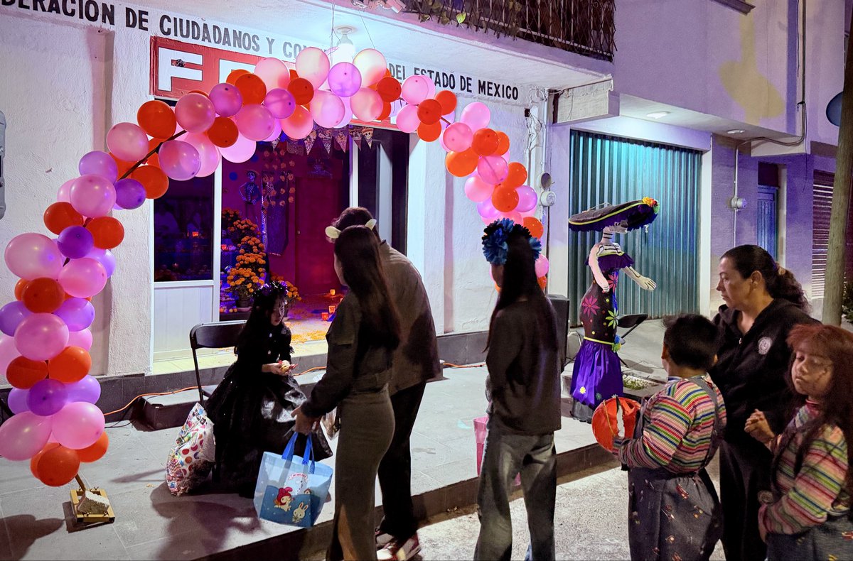 FECCEM1's tweet photo. El 1° de noviembre, como cada año, compartimos la tradicional calaverita en las oficinas de FECCEM. Nos acompañó la presidenta municipal, Martha Guerrero, en una tarde de convivencia, tradición y cercanía con la gente. 🎃✨

#DíaDeMuertos
#FeccemSi https://t.co/0M4pk4I7Bp