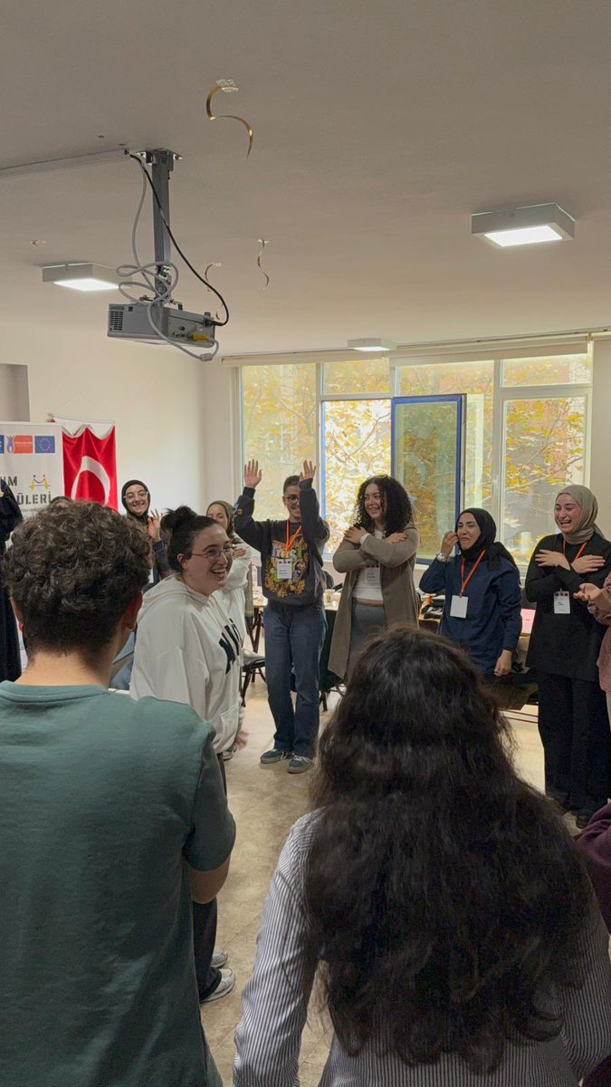 gulenaypnrbs's tweet photo. Etik, yasa kitaplarında değil; bir insanın yüzünde başlar.
Bauman’ın dediği gibi: Sorumluluk, ötekinin gözlerine baktığın anda doğar.”
#Bauman #PostmodernEtik #YüzYüzeiletişim #uyumköprüleri projemizin İstanbul kısmını 45 öğrencimizle tamamladık. #erasmusplus https://t.co/65QUgQHvYv
