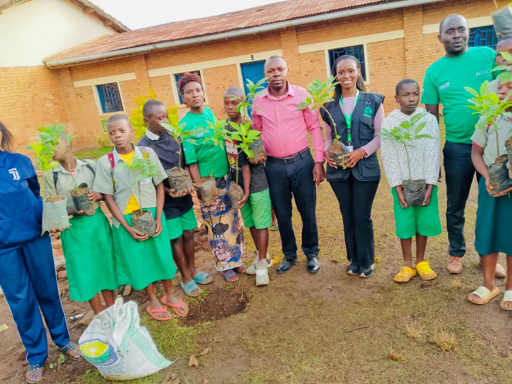 hezainitiatives's tweet photo. This child named his fruit tree “Era Uhishe” — meaning “Grow and ripen.”
Through our #EcoClubs, children are learning about environmental sustainability, nutrition, and hygiene & sanitation. The fruit trees they plant help green schools, support school meals, and protect our planet. 🌱🍎