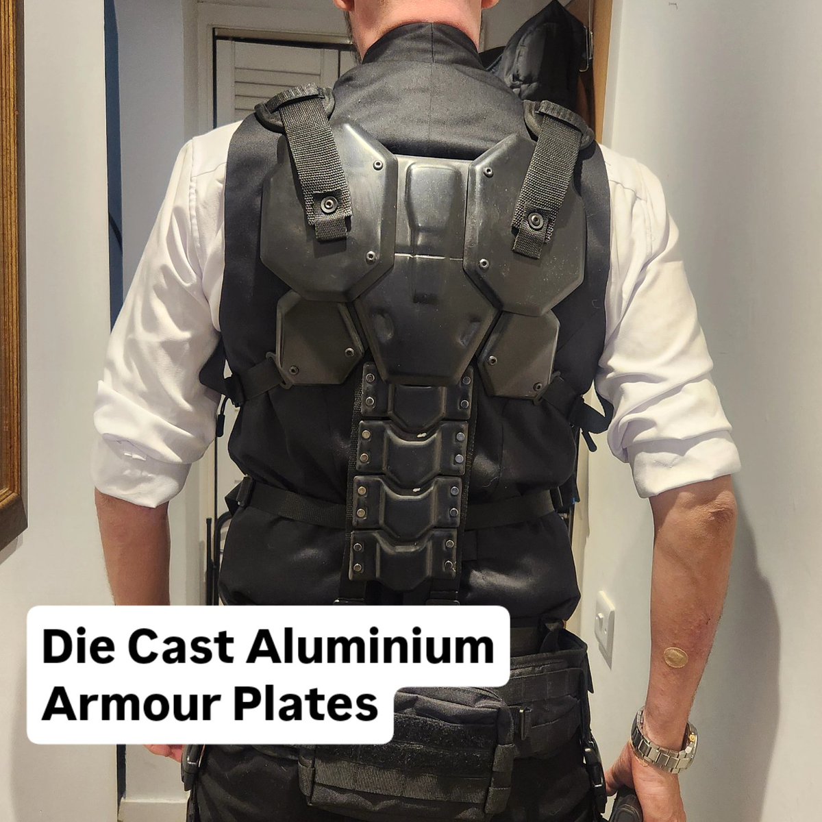 Installation001's tweet photo. This year at HCS I showcased the real MJOLNIR Helmet alongside this ONI Commander, Custom Tailored Up-Armoured Waistcoat. The waistcoat was made by Mojgan Couture, the Up Armoured Panels by @SparkArmoury and additional accessories by myself and @CxeeFoxx 

Felt 10 feet tall! https://t.co/5x3ufVQYoI