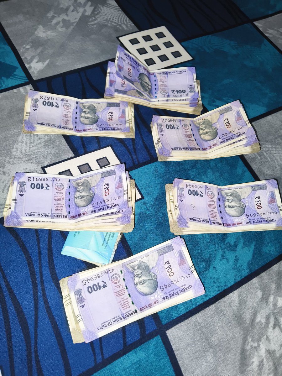 आज ATM से पैसे निकालने गया था…
6 बार में 60 हज़ार निकला 
पाछे वाला बोला —
भाई, तूहीं खातवा खाली क देबऽ का! 😅