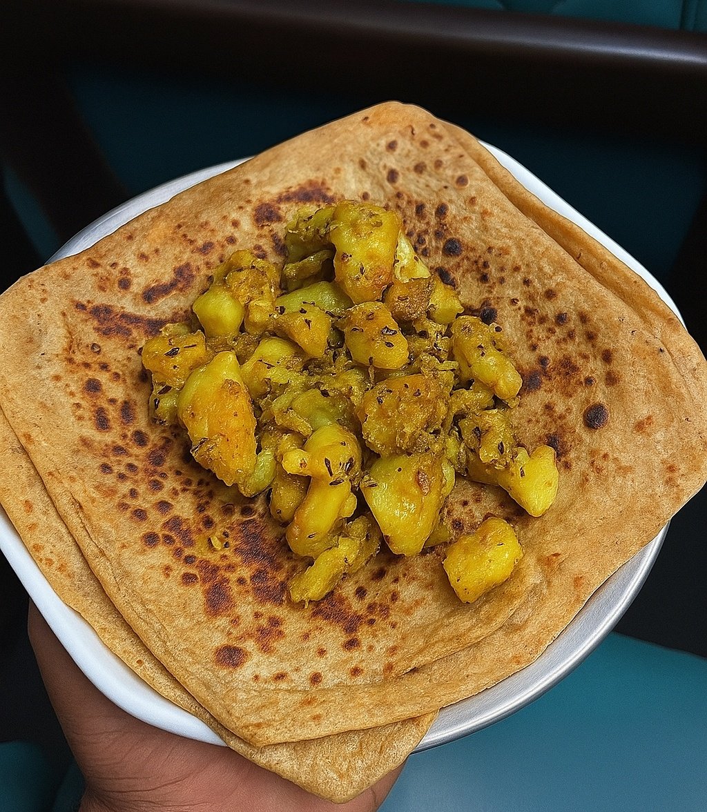 ManuWriter's tweet image. The best food you need on a train journey in India

Waiting for @RailMinIndia to add this on train menu 

#safar #bharatiyarail #AalooParaatha