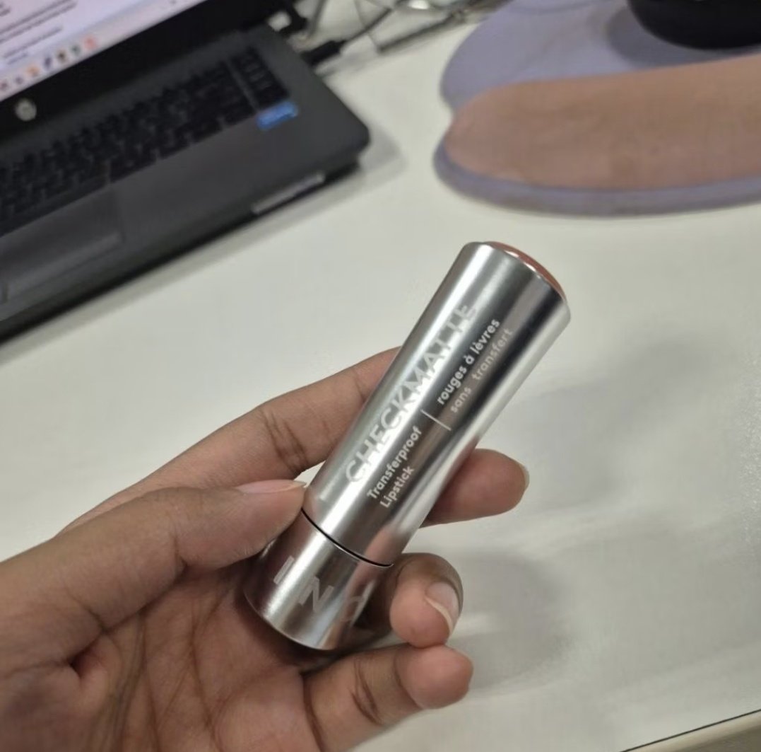 Ictsove's tweet photo. Hai beb! Aku mau lepas SOMETHINC Checkmatte Transferproof Lipstick
Shade: 07 COLD
Pembelian:3 Sep '25

Cuma dipake sekali buat coba warna, tapi kurang masuk di tone aku 🥲
Kondisi 98%, box lengkap &amp; 100% original ✨

Harga: 65K aja beb (murceee‼️)
Yang minat DM aku ya 😆 https://t.co/bEzLG3qXXw